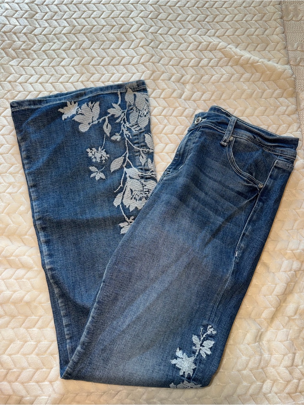 Grace In LA Medium Wash Floral Embroidered HR Flare Jeans Inseam 32” Size 28